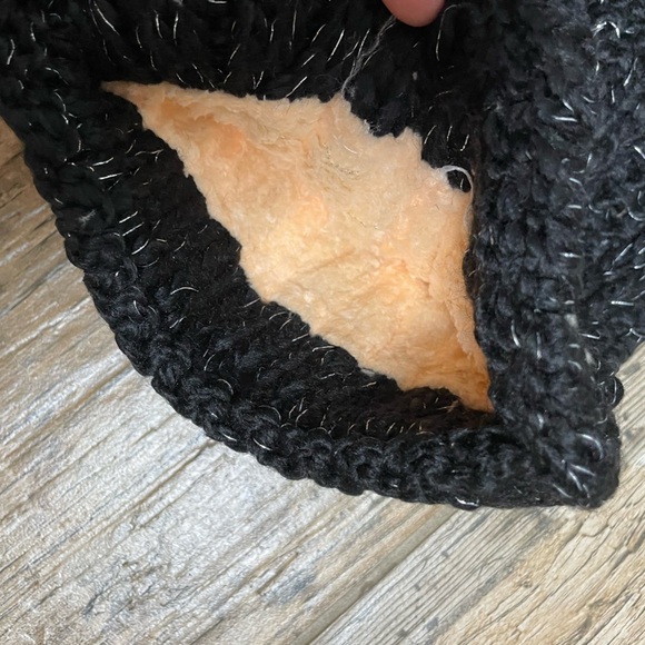 Pom Pom Hat & Neck Warmer Lined and Super Cozy Black women’s - Picture 2 of 2